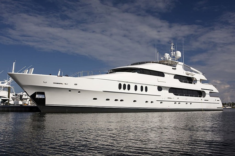 What is The Best And Worst Season To Put Your Mega Yacht For Sale?