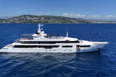 Azimut vs. Ferretti Yachts: Which Italian Builder Fits Your Ownership Style?
